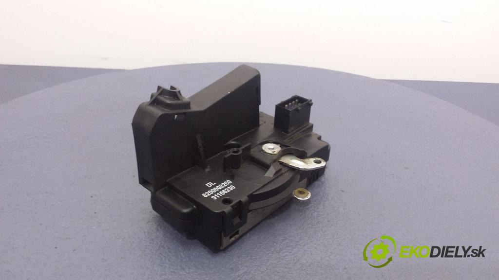 Renault Trafic 2008 zámok dvere Predné Vľavo: 8200008260