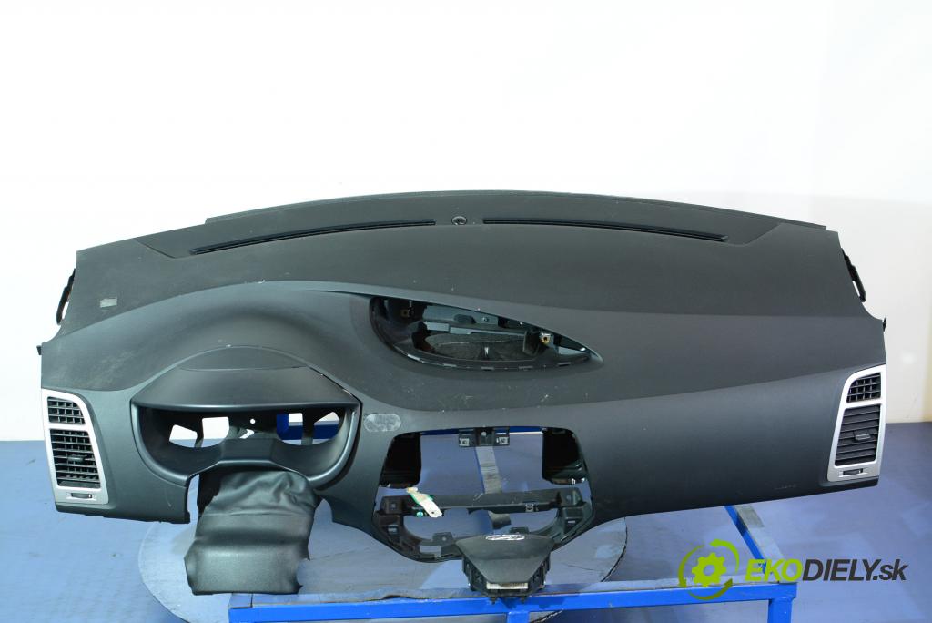 Hyundai I20 2011 kokpit,pristrojová doska