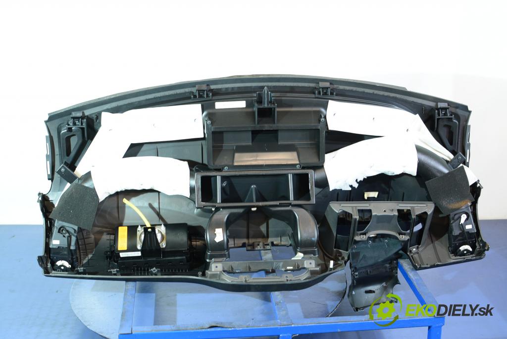 Hyundai I20 2011 kokpit,pristrojová doska