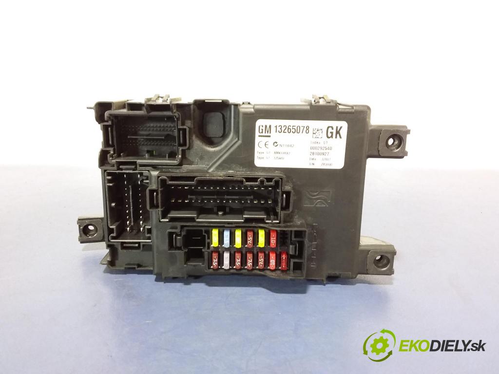 Opel Corsa 2008 skříňka Pojistky 13265078