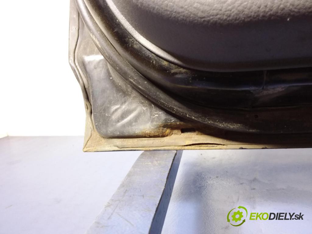 Kia Carens 2005 dvere zad Správny: