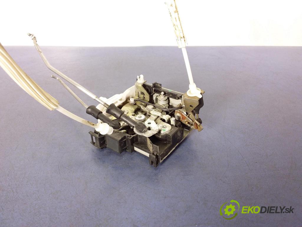 Audi A4 1997 zámek dveře před v pravo: 8D1837016F