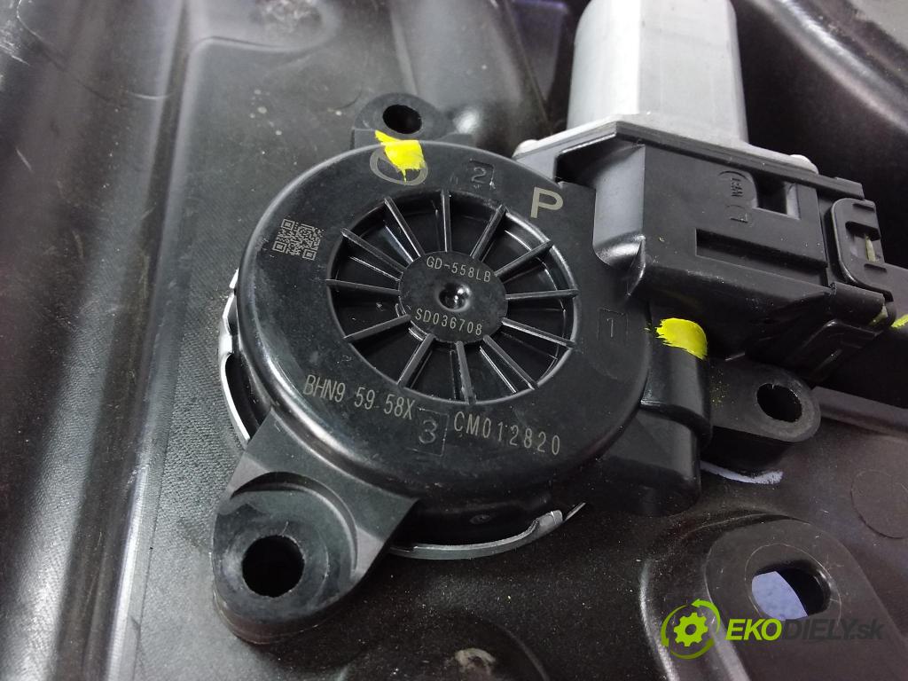 Mazda 3 2016 mechanismus stahování Sklenka: Zad: Levý: BJS77397X