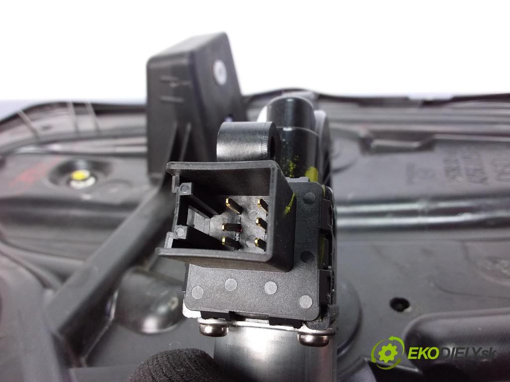 Mazda 3 2016 mechanismus stahování Sklenka: Zad: Levý: BJS77397X