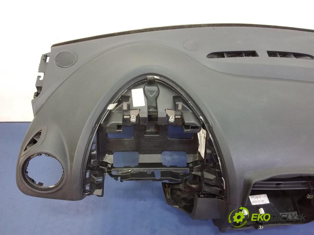 Renault Clio 2013 kokpit,pristrojová doska