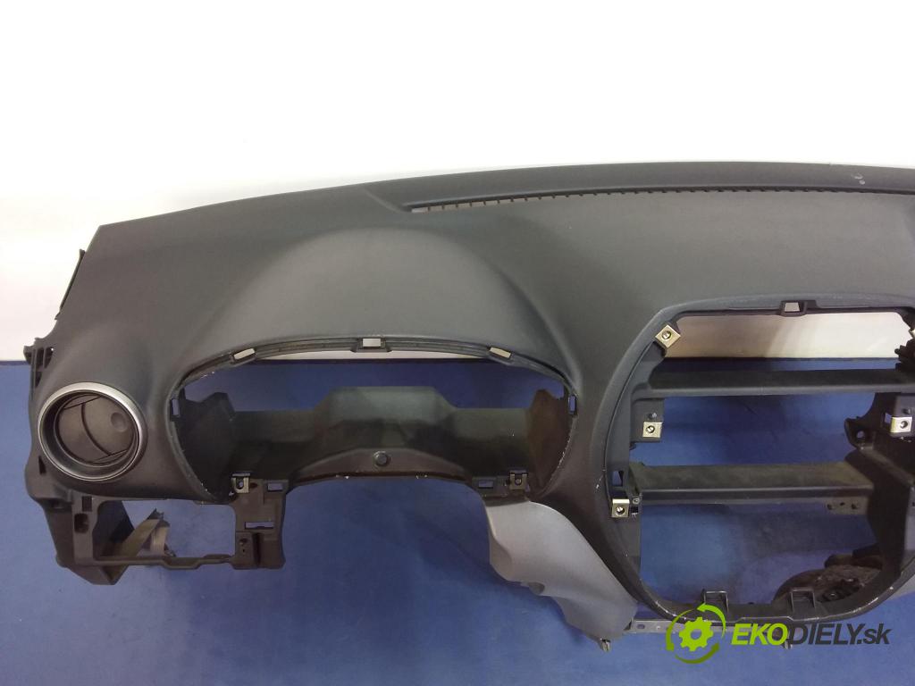 Toyota Rav4 2002 kokpit,pristrojová doska