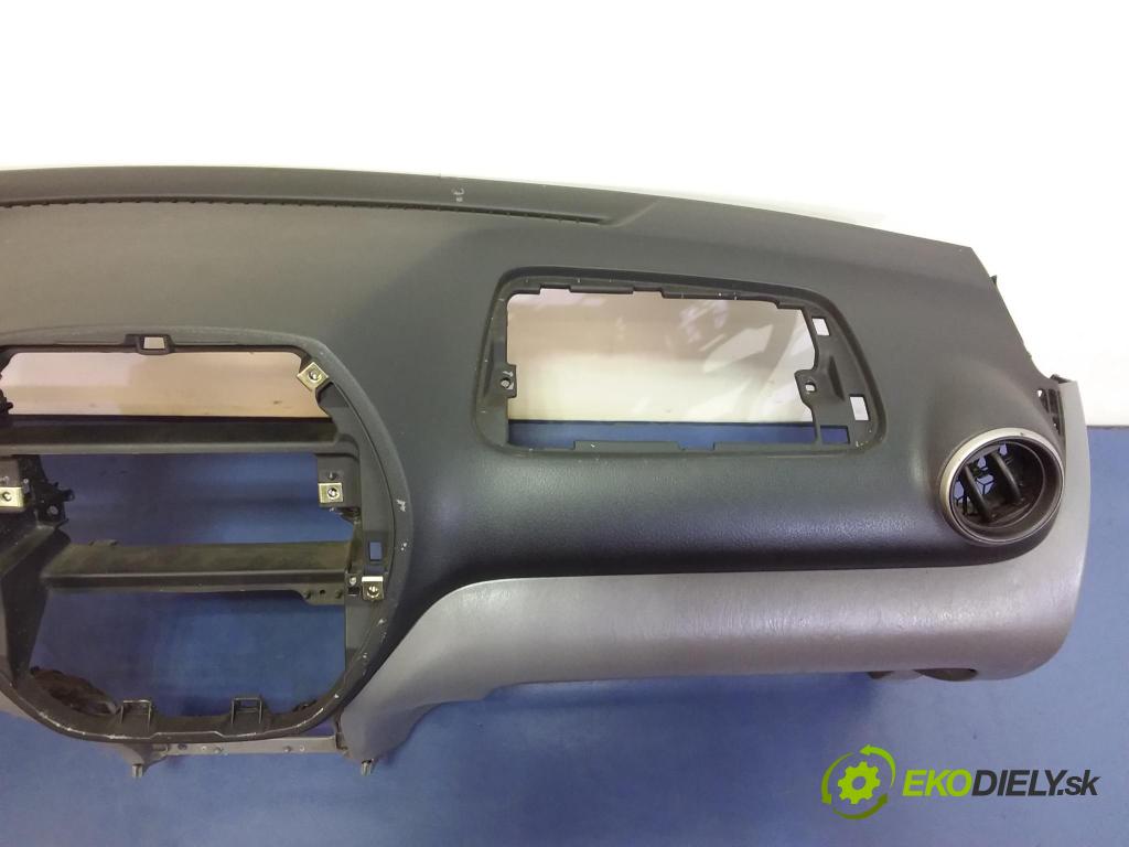 Toyota Rav4 2002 kokpit,pristrojová doska