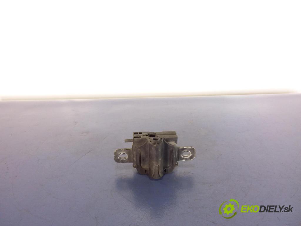 Volvo V60 2012 zámek masky: 31299868