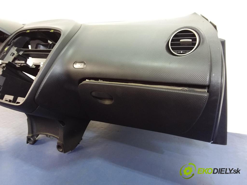 Seat Altea 2005 kokpit,pristrojová doska