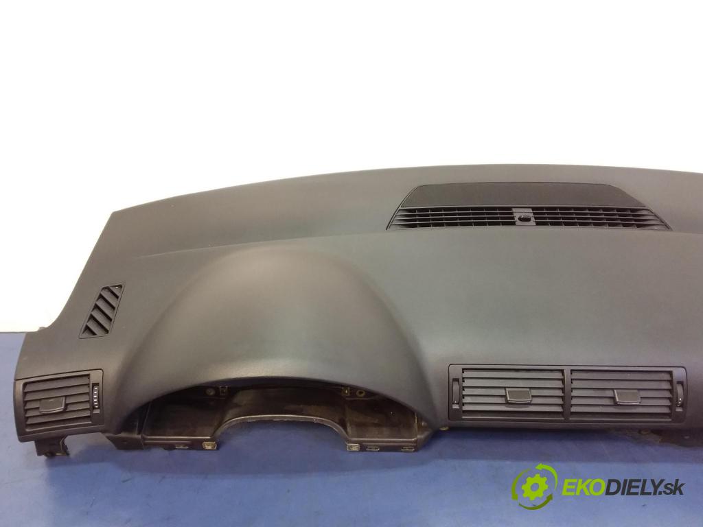 Audi A4 2001 kokpit,pristrojová doska 8E1858041