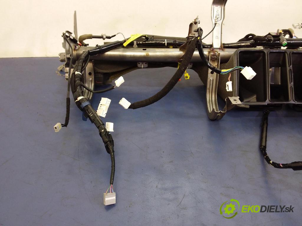 Mazda 3 2016 kokpit,pristrojová doska