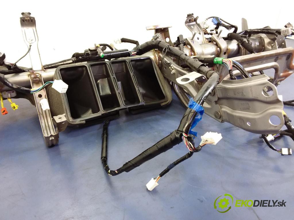 Mazda 3 2016 kokpit,pristrojová doska