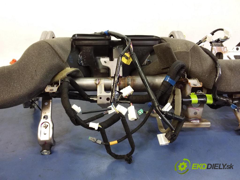 Mazda 3 2016 kokpit,pristrojová doska