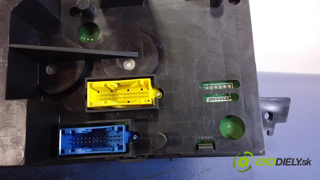 Nissan Primera 2002 prístrojovka/ budíky AV663