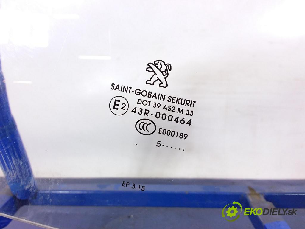 Peugeot 208 2015 sklo dvere Predné Prava: