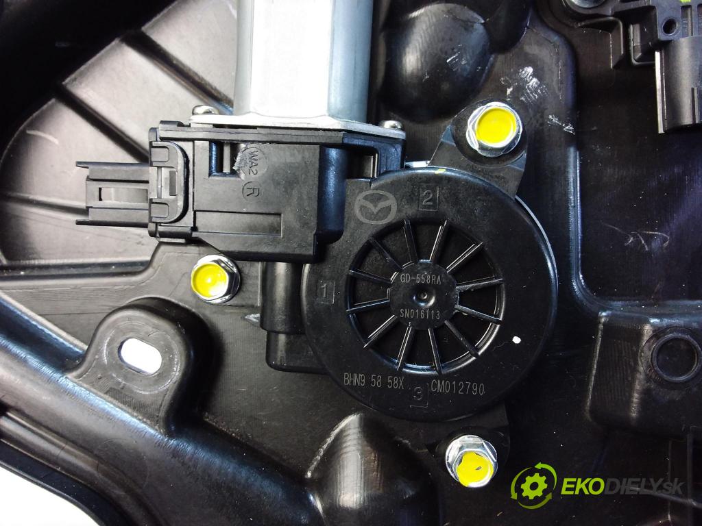 Mazda 3 2016 mechanismus stahování Sklenka: před v pravo: BJS75897X