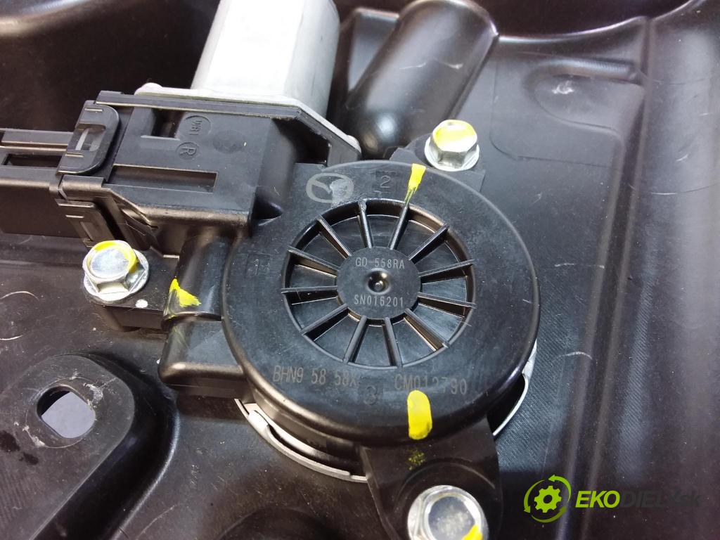 Mazda 3 2016 mechanismus stahování Sklenka: Zad: v pravo: BJS77297X