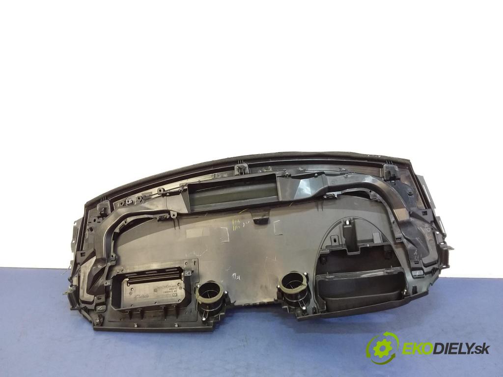 Mazda 2 2011 kokpit,pristrojová doska