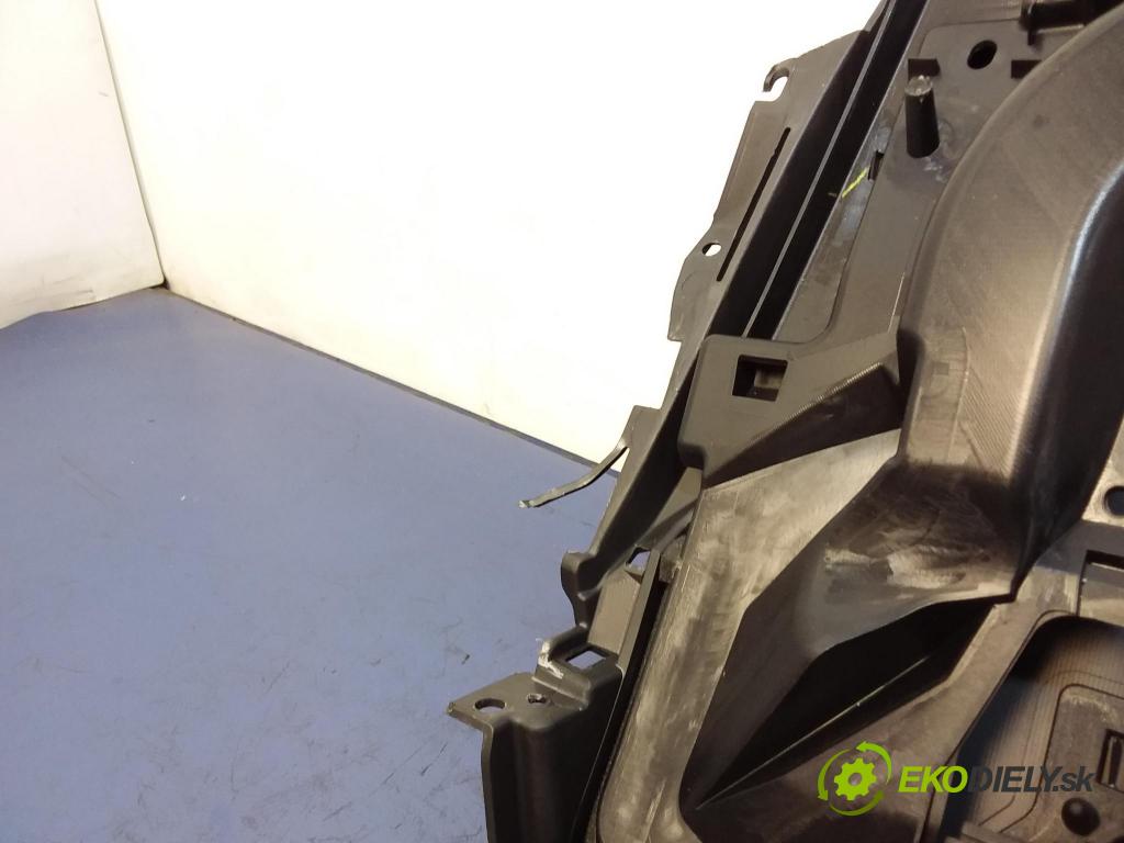 Mazda 2 2011 kokpit,pristrojová doska