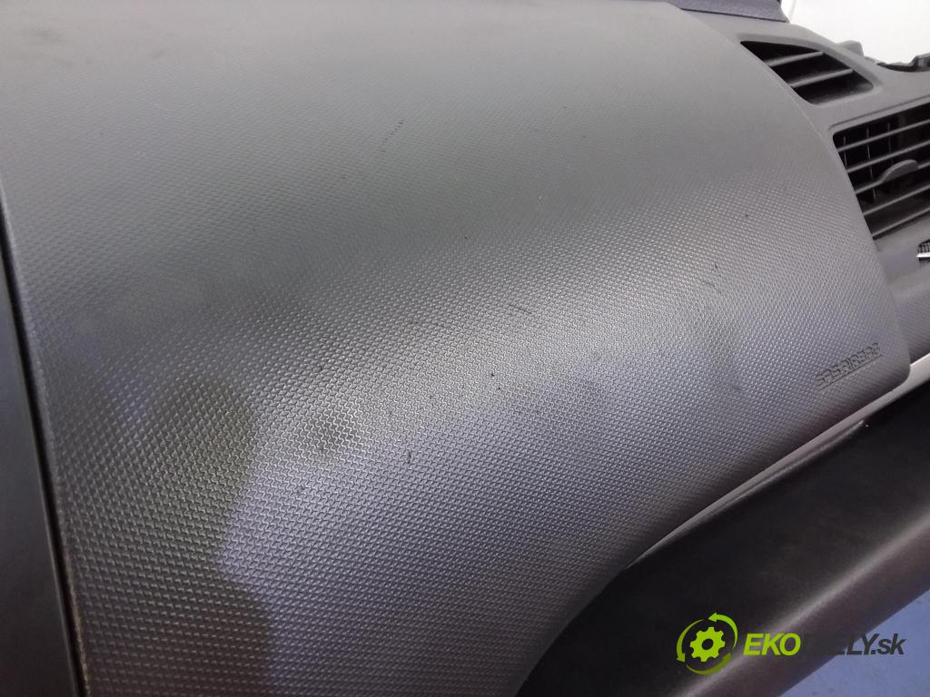 Suzuki Swift 2011 kokpit,pristrojová doska