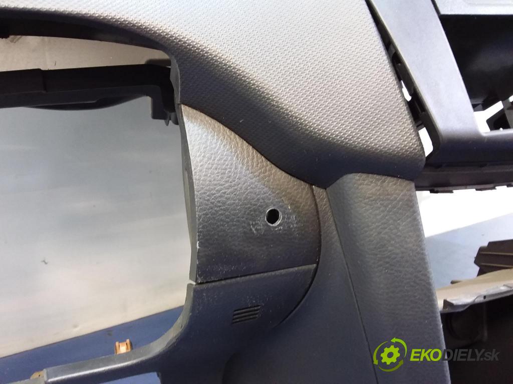 Suzuki Swift 2011 kokpit,pristrojová doska