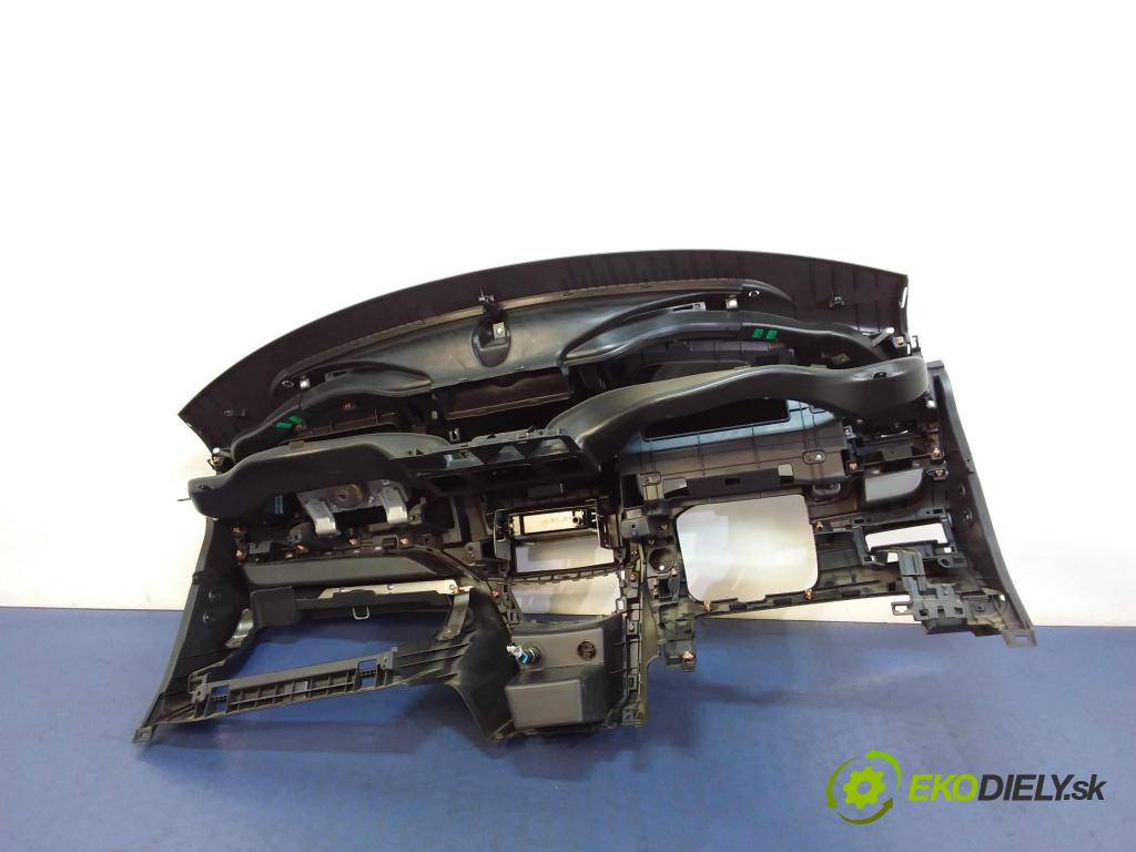 Suzuki Swift 2011 kokpit,pristrojová doska