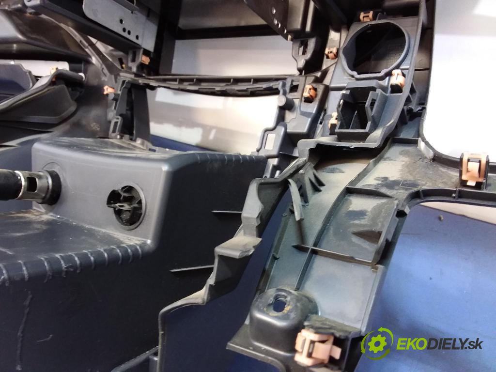 Suzuki Swift 2011 kokpit,pristrojová doska