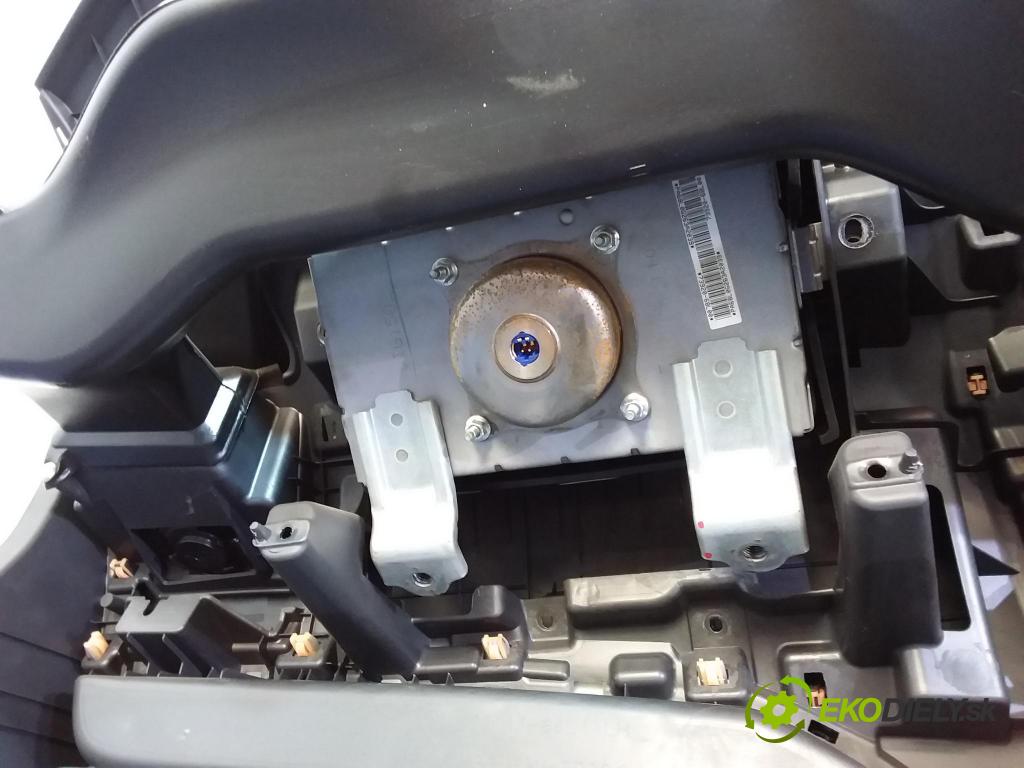 Suzuki Swift 2011 kokpit,pristrojová doska