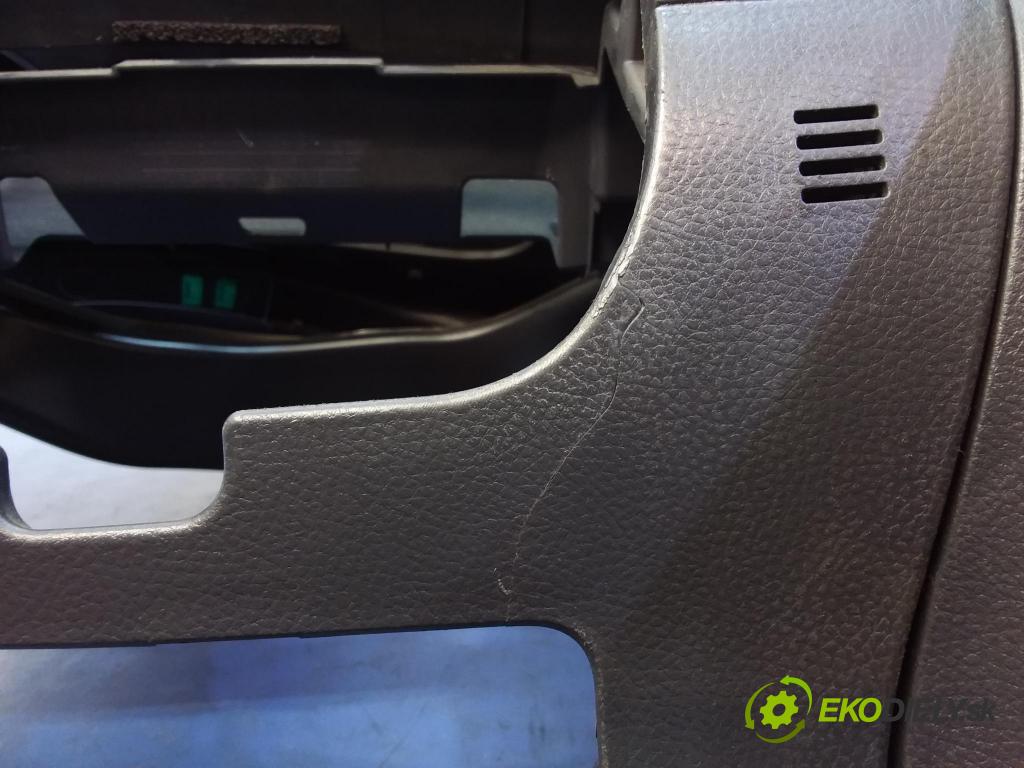 Suzuki Swift 2011 kokpit,pristrojová doska 