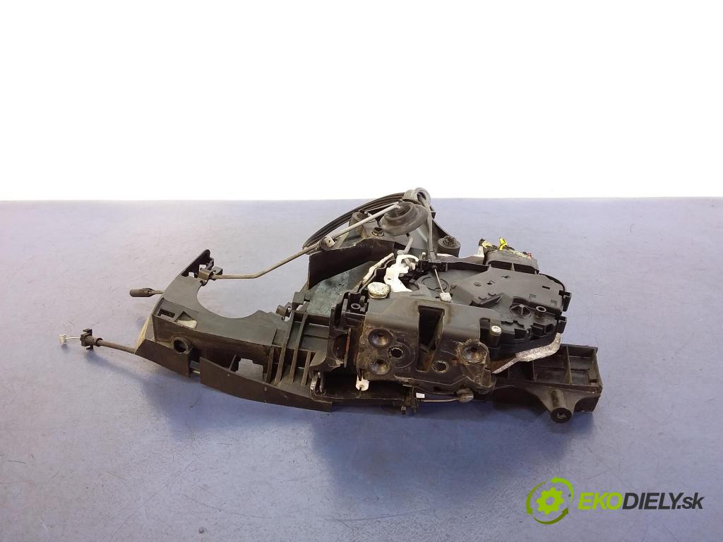 Volvo V50 2004 zámek dveře před Levý: 30799334