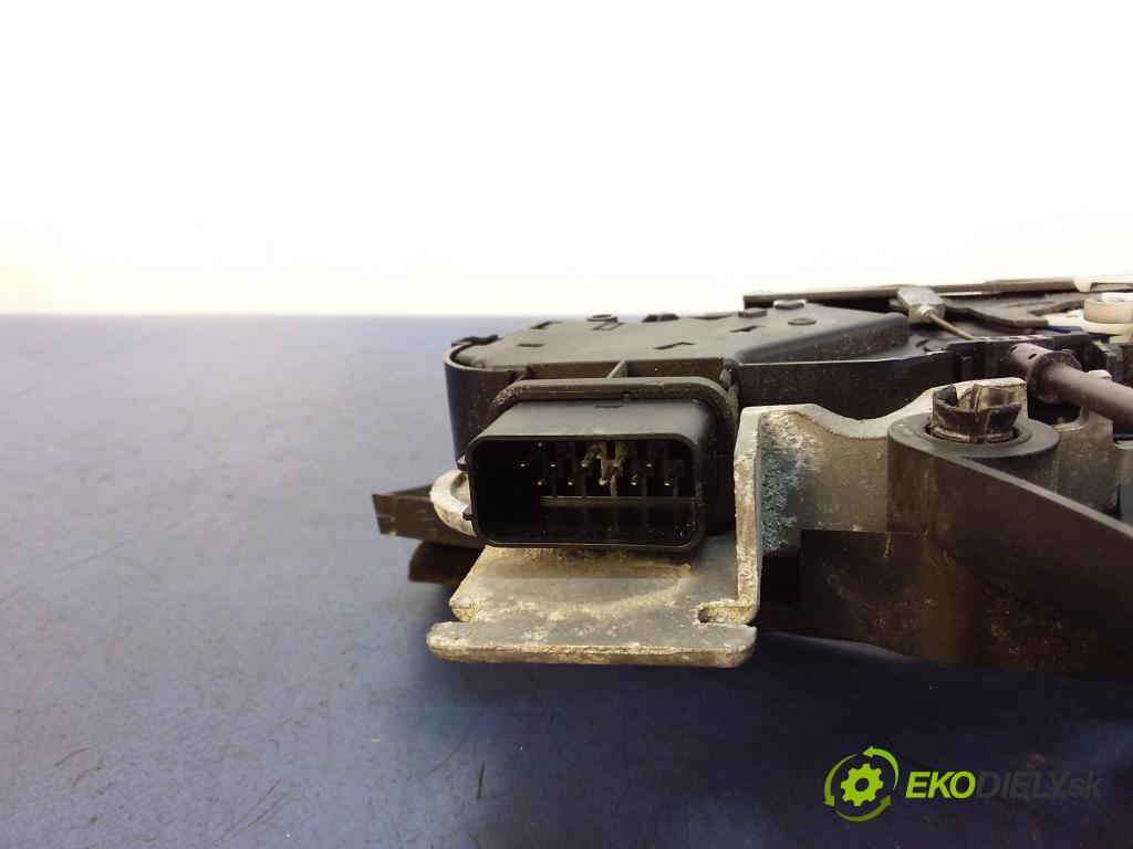 Volvo V50 2004 zámek dveře před Levý: 30799334