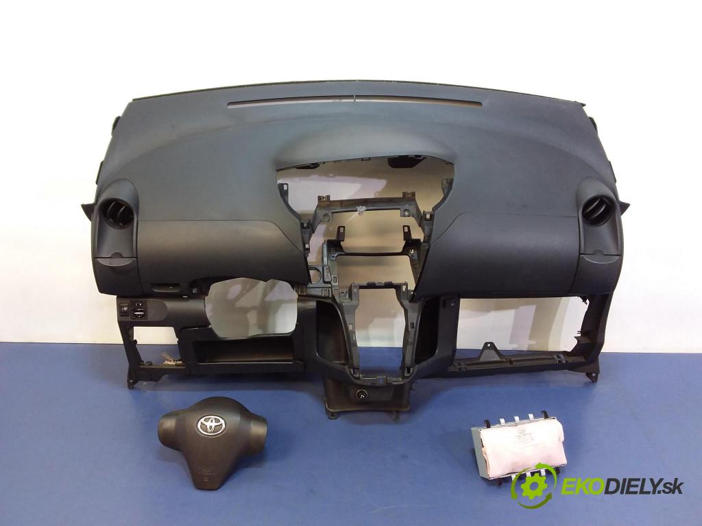 Toyota Yaris 2006 kokpit,pristrojová doska