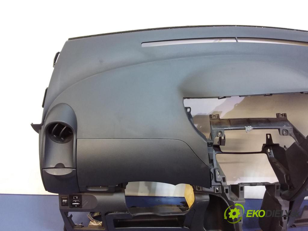 Toyota Yaris 2006 kokpit,pristrojová doska