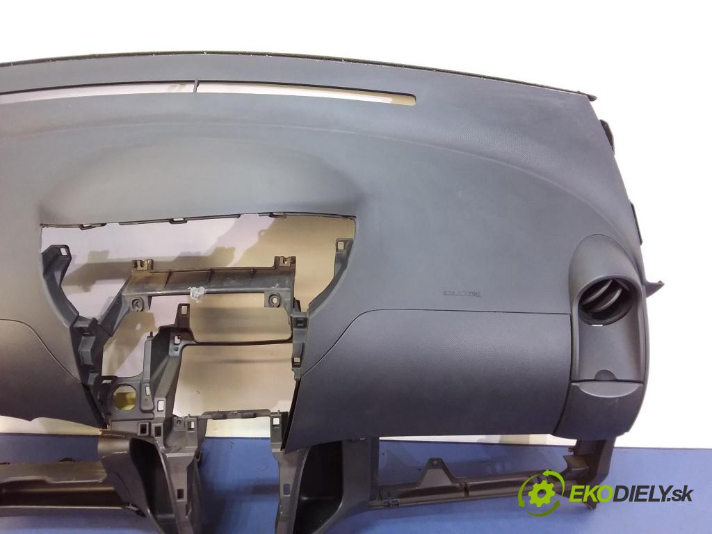 Toyota Yaris 2006 kokpit,pristrojová doska