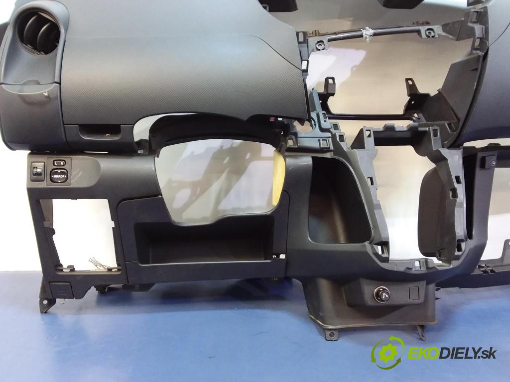 Toyota Yaris 2006 kokpit,pristrojová doska