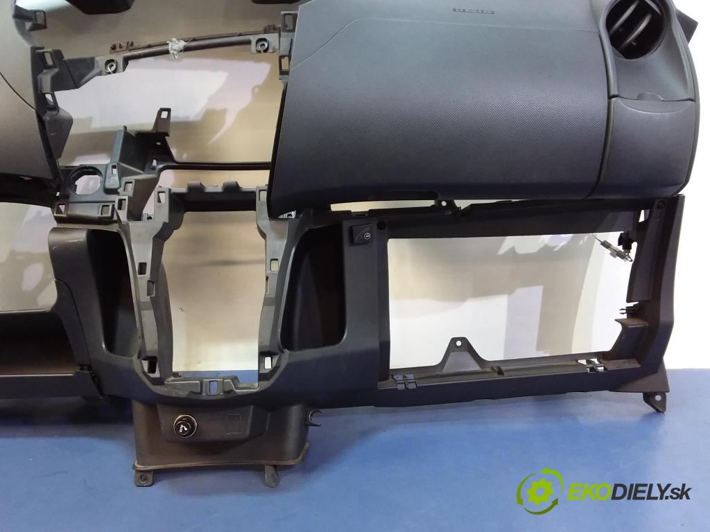 Toyota Yaris 2006 kokpit,pristrojová doska