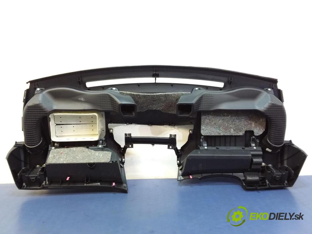 Toyota Yaris 2006 kokpit,pristrojová doska