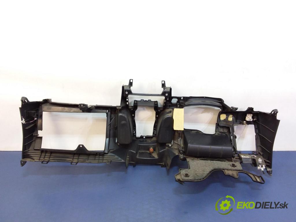 Toyota Yaris 2006 kokpit,pristrojová doska