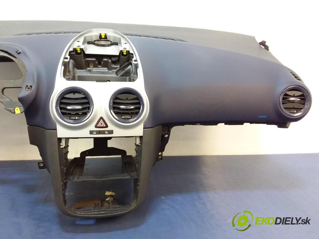 Opel Corsa 2008 kokpit,pristrojová doska