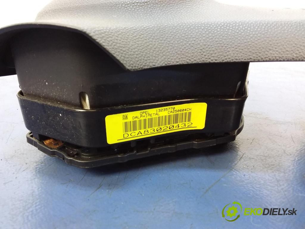 Opel Corsa 2008 kokpit,pristrojová doska