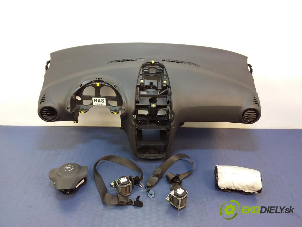 Opel Corsa 2009 kokpit,pristrojová doska