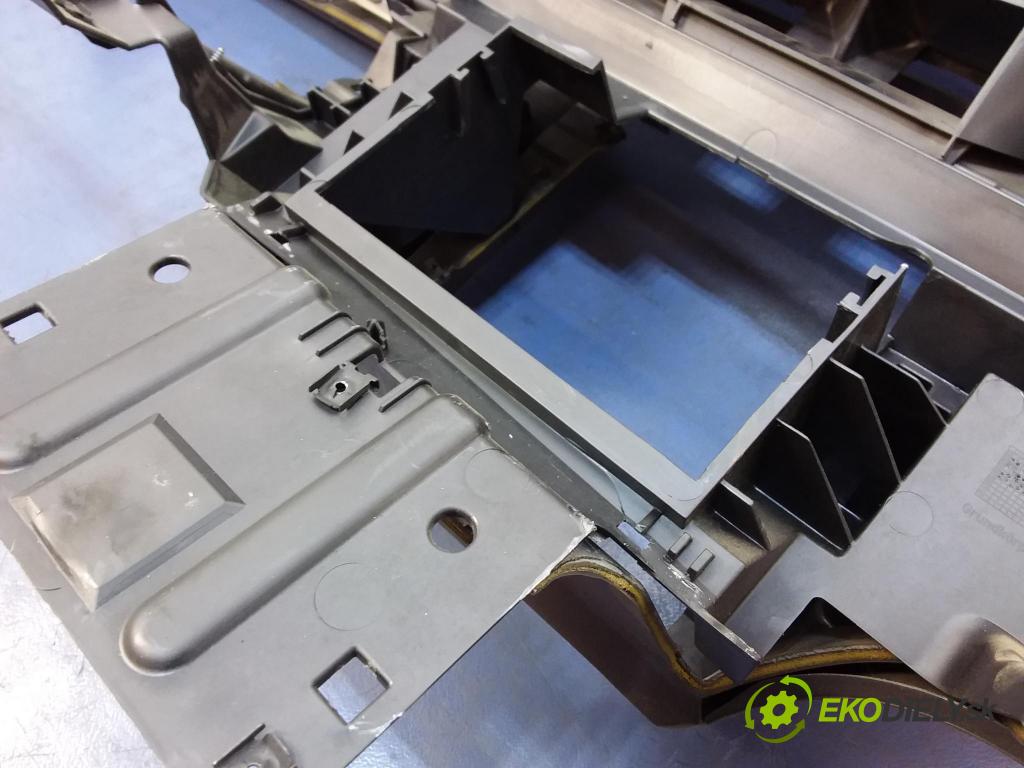 Vw Touran 2007 kokpit,pristrojová doska