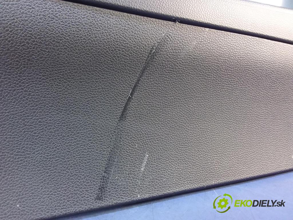 Ford Focus 2019 tunel Stredný: