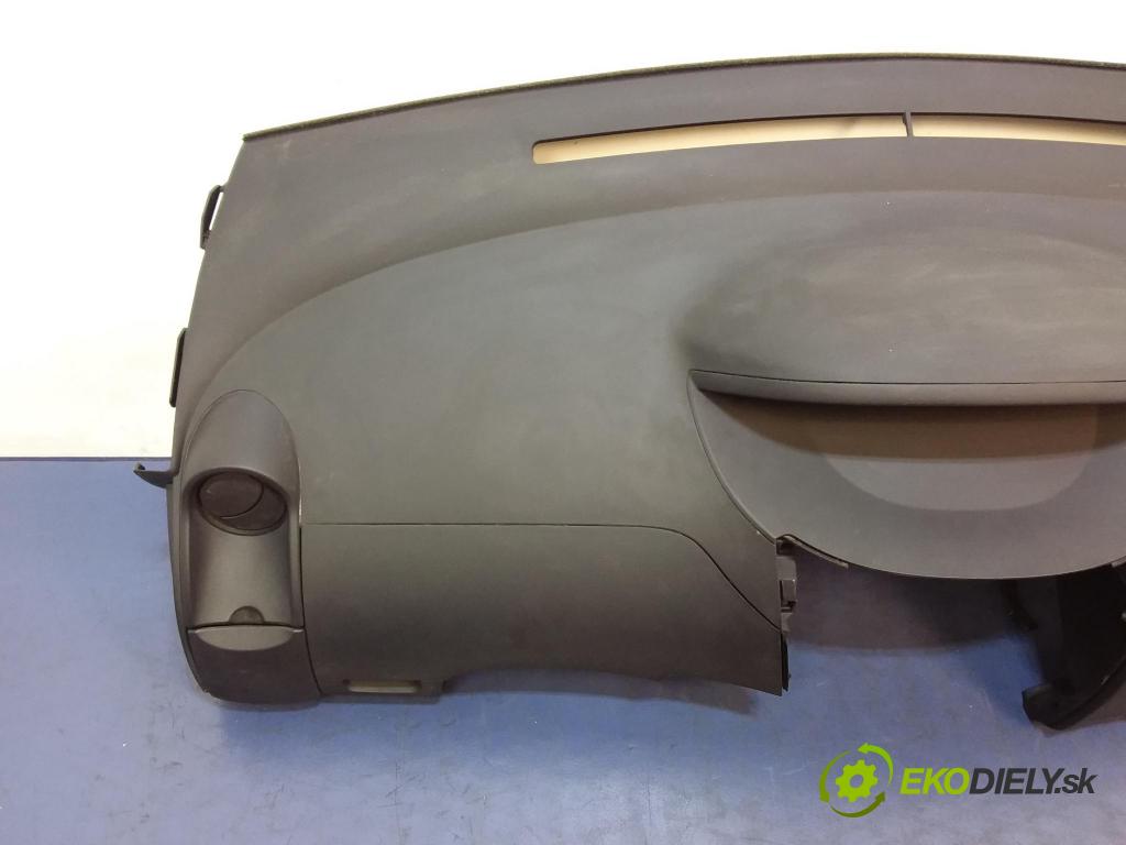 Toyota Yaris 2009 kokpit,pristrojová doska
