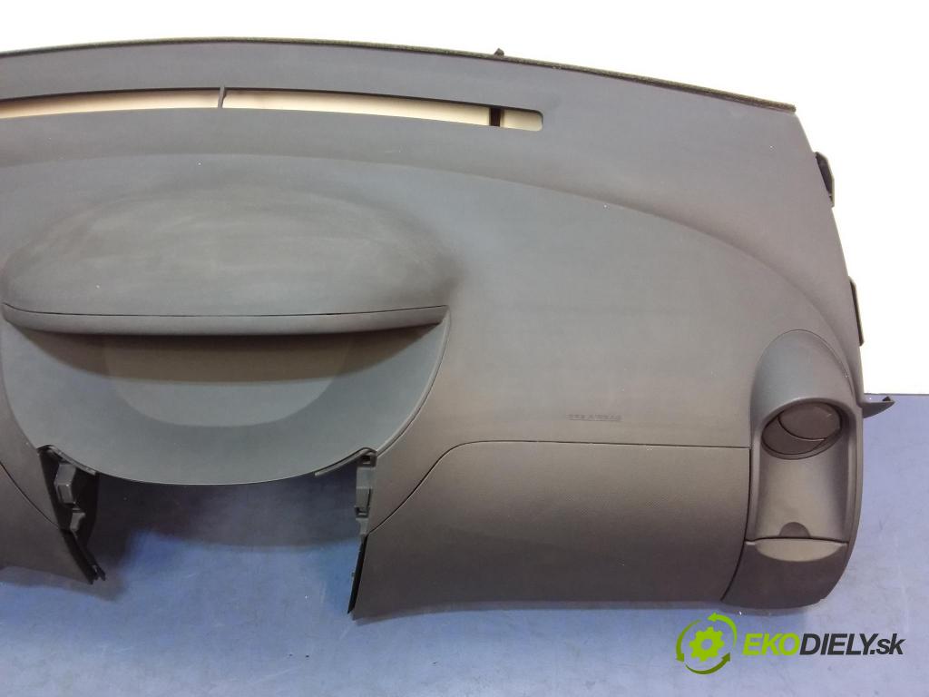 Toyota Yaris 2009 kokpit,pristrojová doska