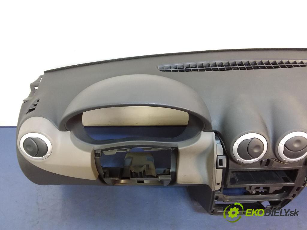 Dacia Logan 2012 kokpit,pristrojová doska