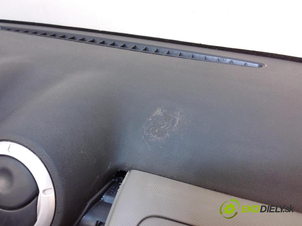Dacia Logan 2012 kokpit,pristrojová doska