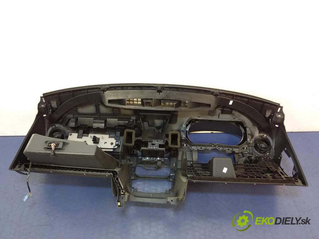 Dacia Logan 2012 kokpit,pristrojová doska