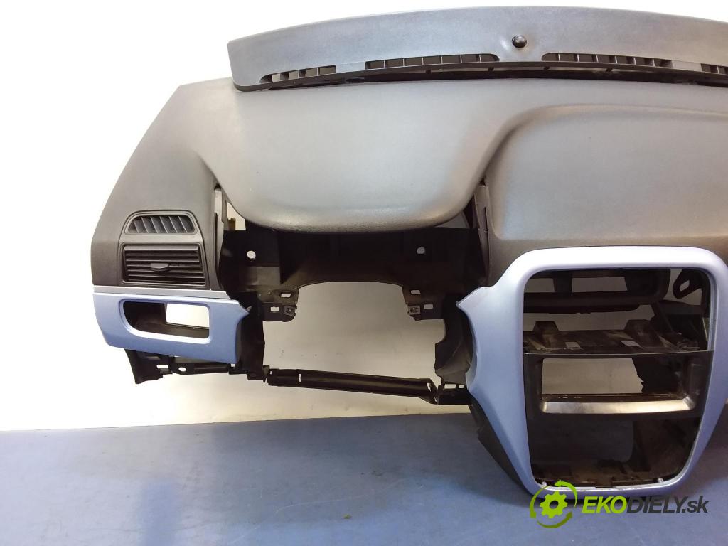 Fiat Punto 2006 kokpit,pristrojová doska