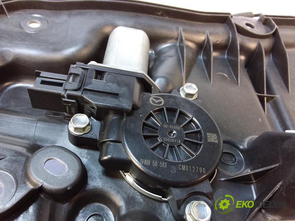 Mazda Cx-3 2017 mechanismus stahování Sklenka: Zad: v pravo: D09L7297XA